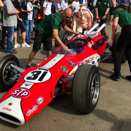 Les mécanos bichonnent la Lotus mais rien n'y fait Les mécanos bichonnent la Lotus mais rien n'y fait